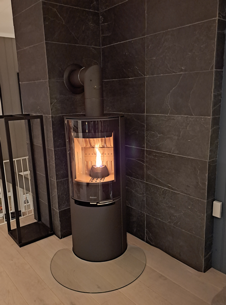 Aduro Hybrid H4 Lux - hybridné kachle na drevo a pelety